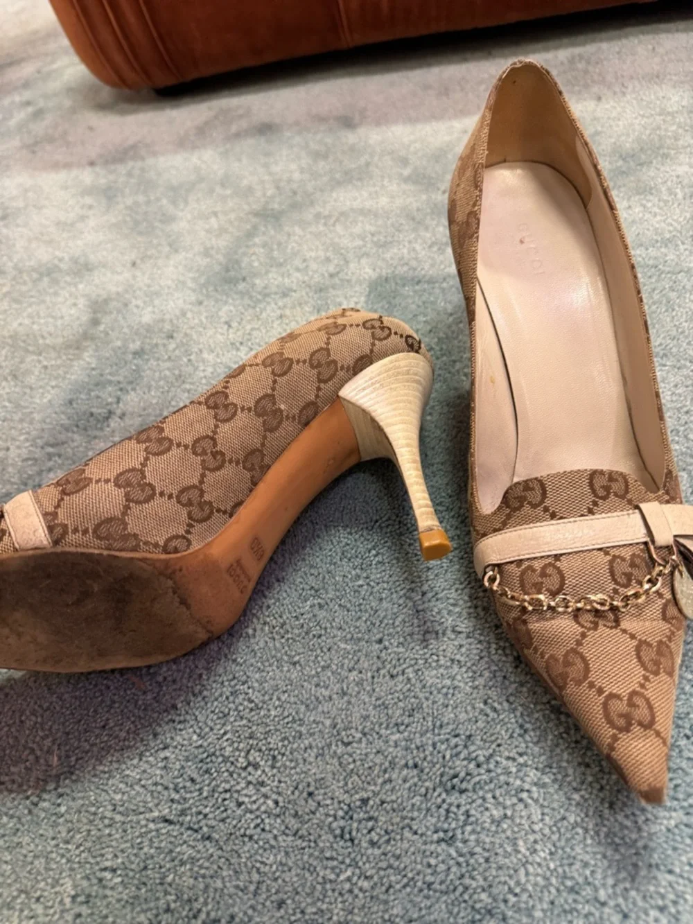 Gucci Brown Monogram Pointed Toe Pumps with Gold Chain Charm - Picture 3 of 3